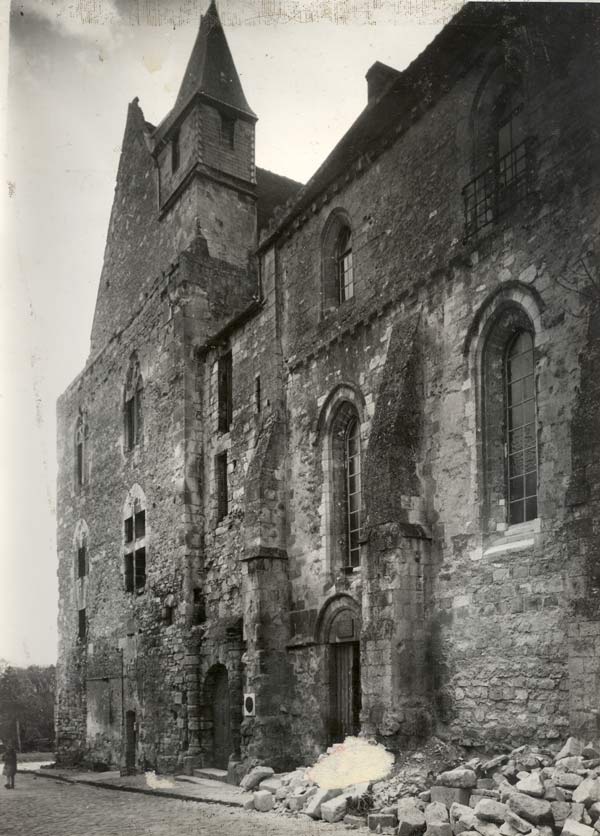 Façade du château en cours de restauration