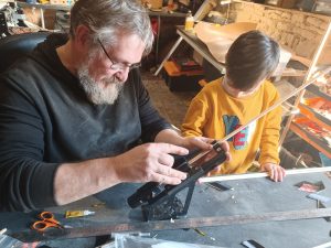 Stage de fabrication d'arc pour enfants avec Laurent Messiasse