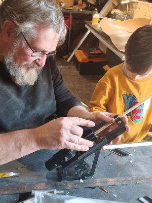 Stage de fabrication d'arc pour enfants avec Laurent Messiasse