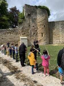 Stage de fabrication d'arcs pour enfants