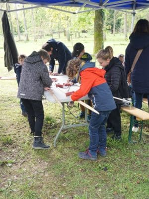 Stage de fabrication d'arc pour enfants avec Laurent Messiasse de LM Nature & Bois