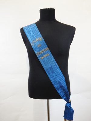 Valise d&rsquo;archer, écharpes et écussons